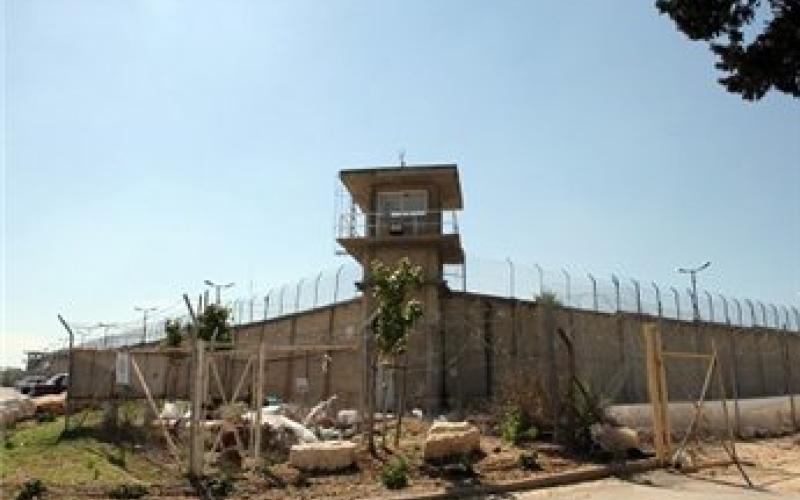 عزل أسرى مضربين عن الطعام