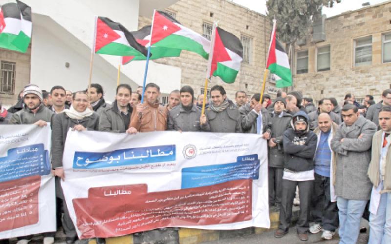 " الممرضين" تحدد 870 ديناراً حداً ادنى للرواتب