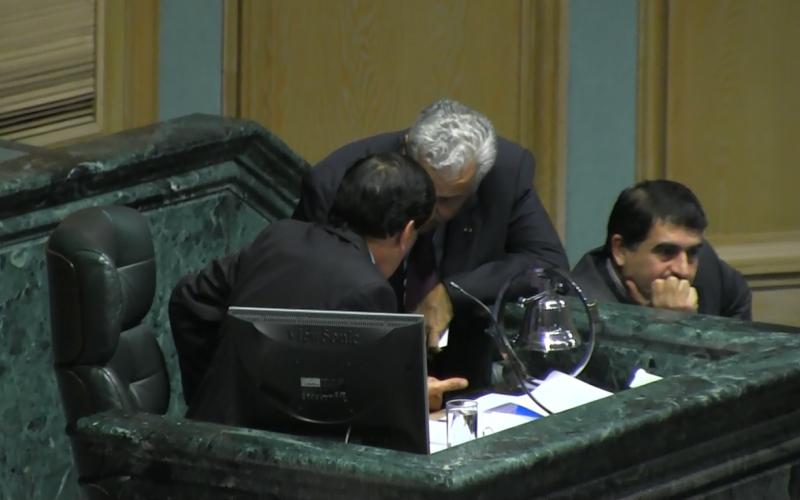 رئيس الوزراء يستأذن رئيس مجلس النواب لمغادرة الجلسة - عدسة غسان فرج 