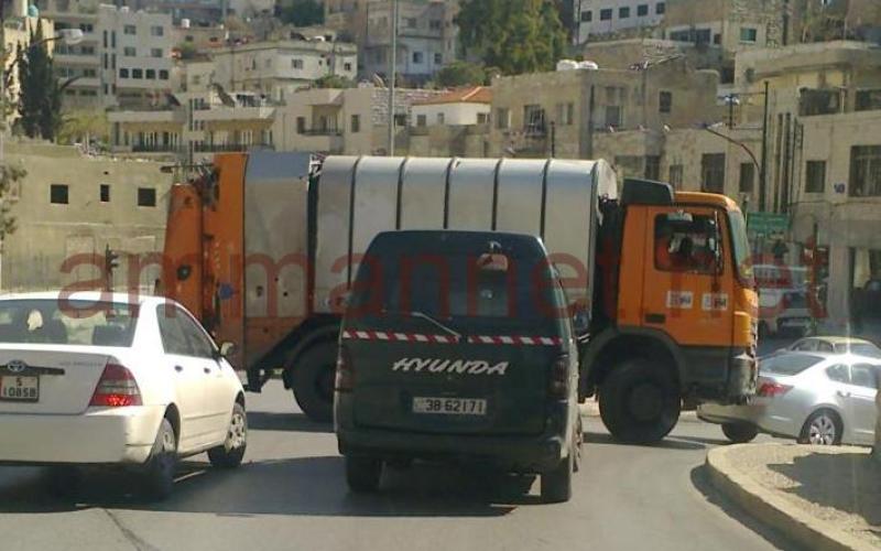 سيارة تابعة للامانة تقوم بالتفاف مخالف وتغلق 3 مسارب عند اشارة مدرسة سمير الرفاعي - عدسة محمد ريان