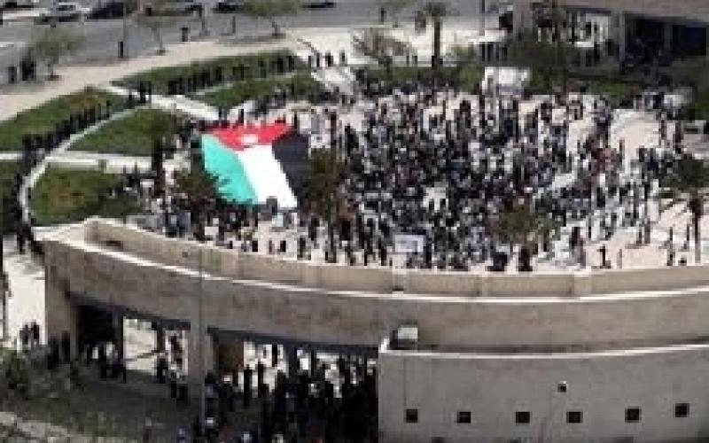 حاشية و حرس و ابواب مغلقة