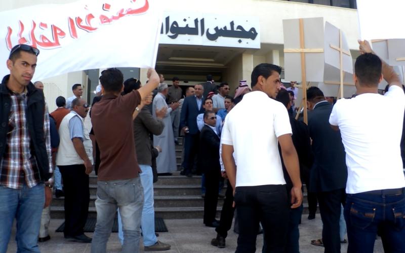 مؤازرو النائب الليمون يتوافدون للمجلس للتهنئة