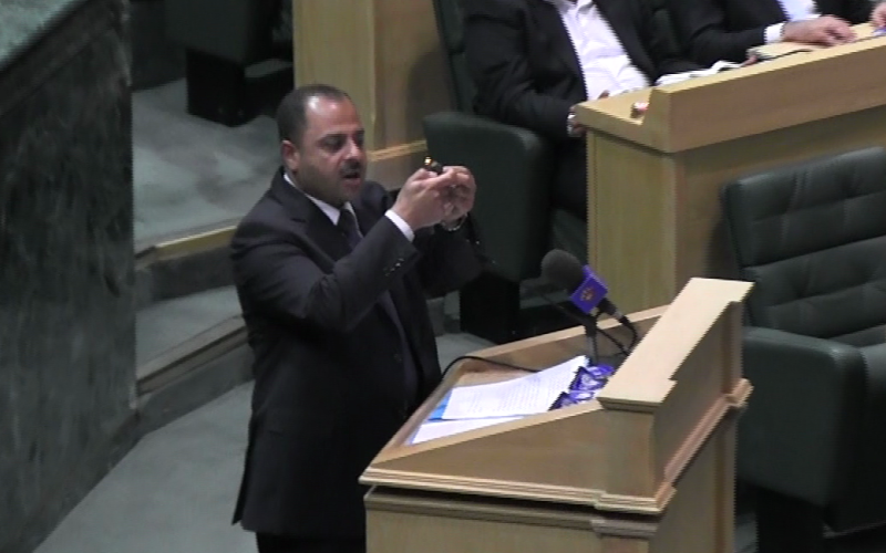 فيديو النائب أبو صعيليك يشعل النار بصخر زيتي تحت القبة ويهديه للنسور