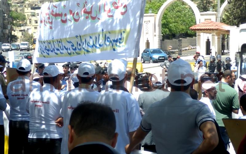 اهالي الاسرى في السجون الاسرائيلية يعتصمون امام الديوان الملكي- عدسة احمد ابو حمد