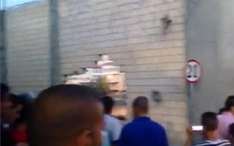 شبان يهدمون جزءا من الجدار الفاصل شرق القدس