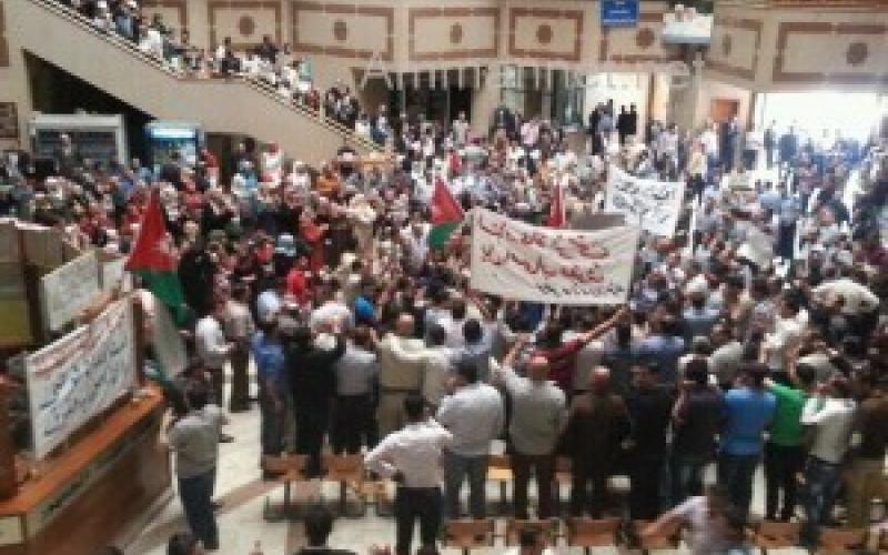 العدل توافق على مبادرة انهاء الاضراب والموظفون ينقسمون