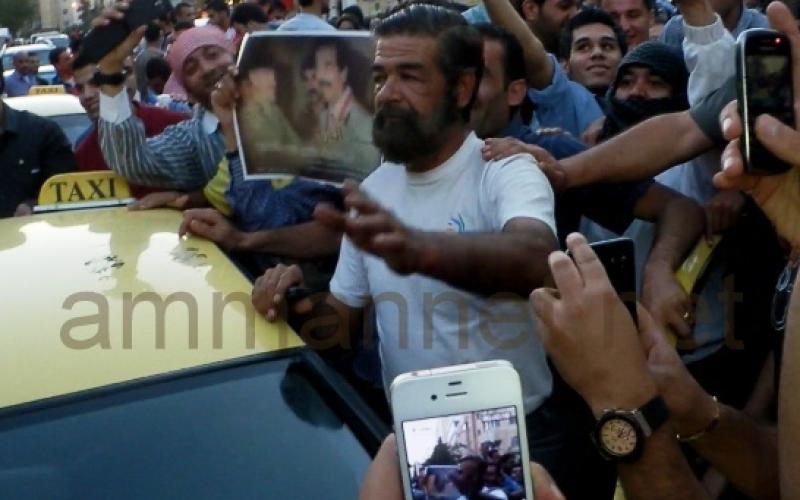 شبيه صدام حسين يثير حماس المعتصمين أمام السفارة العراقية- فيديو