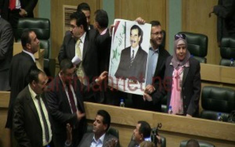 نواب يرفضون الاعتذار العراقي ويرفعون صور صدام -فيديو