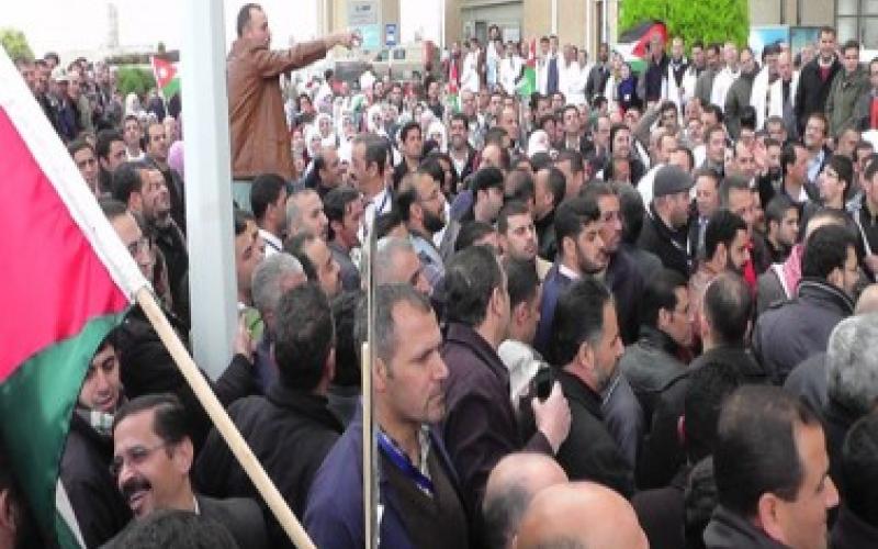 موظفو مستشفى الملك المؤسس يعودون لإضرابهم عن العمل