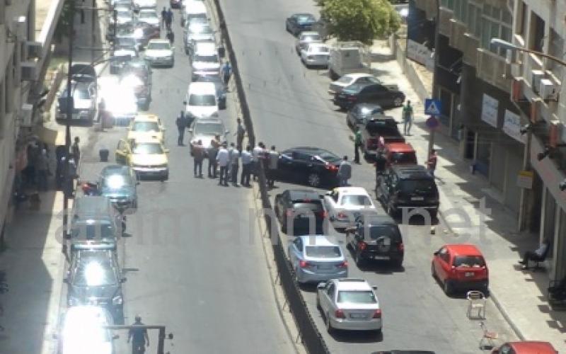 التفاف خاطئ يغلق الطريق بوادي صقرة