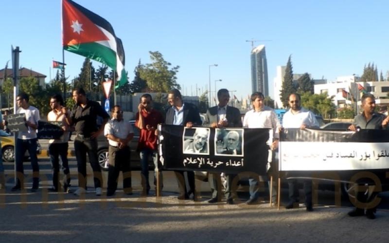 تكريم ساخر للنسور أمام الرئاسة - صور