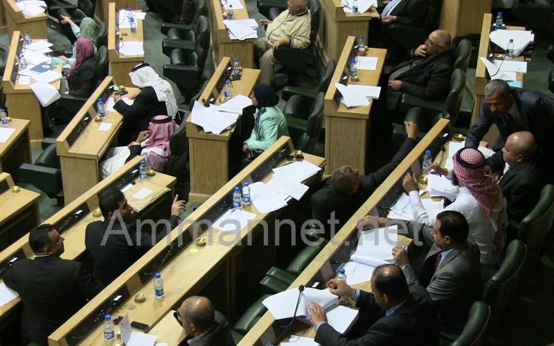 النواب يخفضون اشتراكات التقاعد المبكر ويتمسكون بـ 50 عاماً