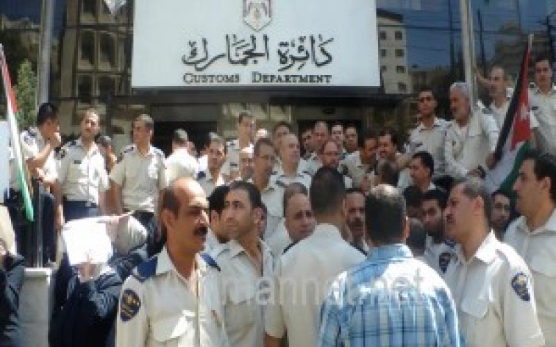 مدير الجمارك يحذر من غياب أي موظف الخميس