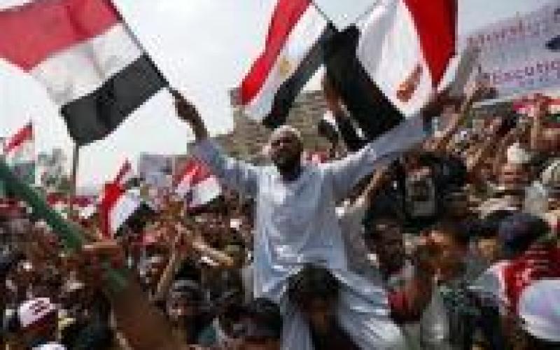 مؤيدو مرسي يحتشدون بمصر دون بوادر على تقديم تنازلات