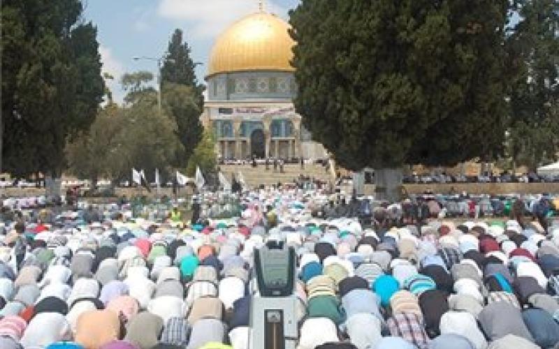300 الف مصلٍ يؤدون الجمعة في الاقصى
