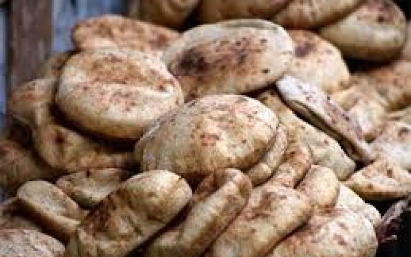 قصة "بائعة الخبز" المجهولة في شارع باب الواد- فيديو