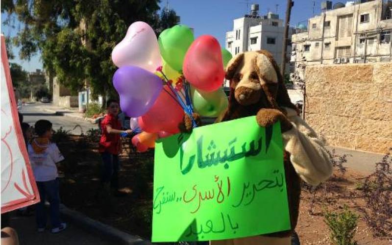 معايدة أهالي الأسرى أمام القصور