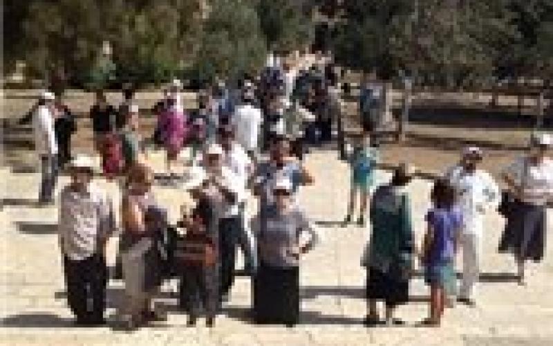 مستوطنون ومخابرات يقتحمون الأقصى 