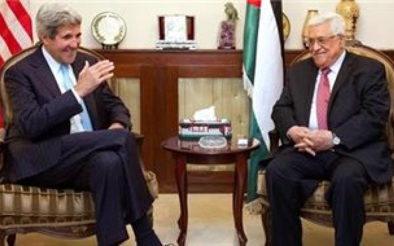كيري يهاتف "أبو مازن" ودبلوماسي غربي يقول إن المفاوضات عالقة