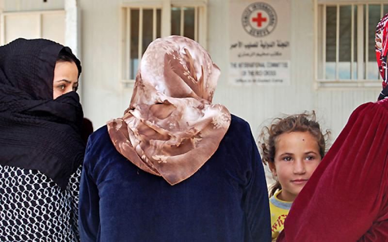 معاناة اللاجئين السوريين بفقدان الاتصال بذويهم