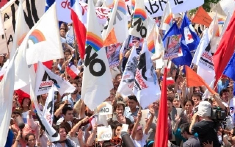 أيام قوس قزح: كيف أنهت خمس عشرة دقيقة ديكتاتورية خمس عشرة سنة؟