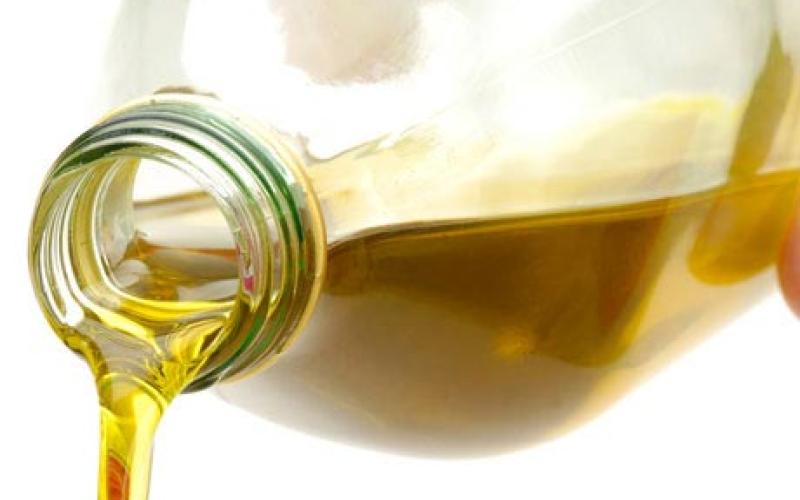 "الزراعة" تدعو للتأكد من بطاقة البيان على عبوات الزيت