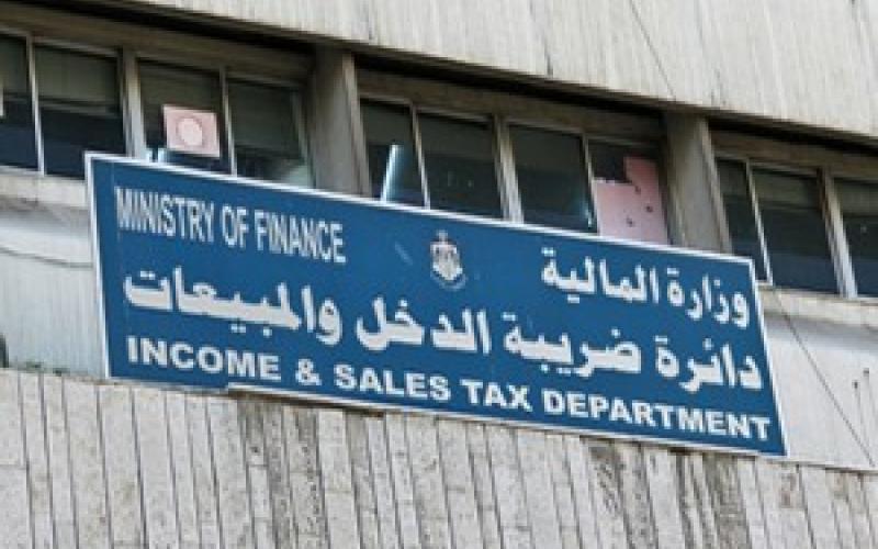 الدخل والمبيعات تنفي التوجه لفرض الضريبة على 30% من الموظفين