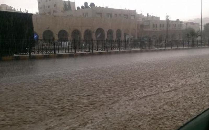 مياه الأمطار تغرق شوارع عمان