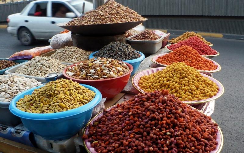 عربة مكسرات أمام ستاد عمان