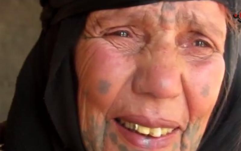 الحاجة أم عدنان في مخيم في عمان