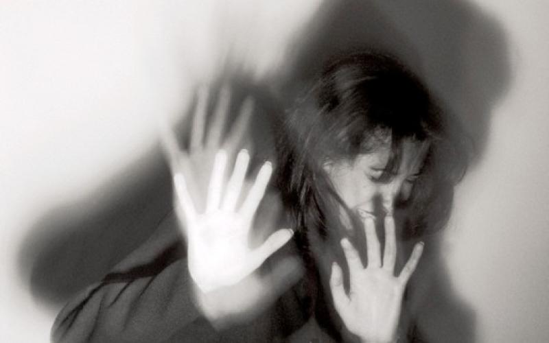 مخموران يطعنان شقيقتهما ويضربان الاخرى‎