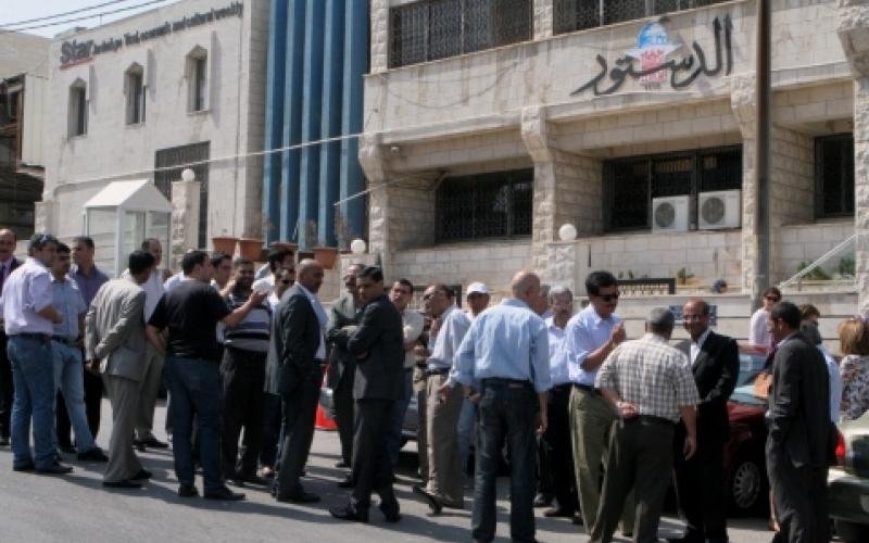 استمرار اعتصام "عاملي الدستور" وجمع تواقيع للتوقف عن العمل