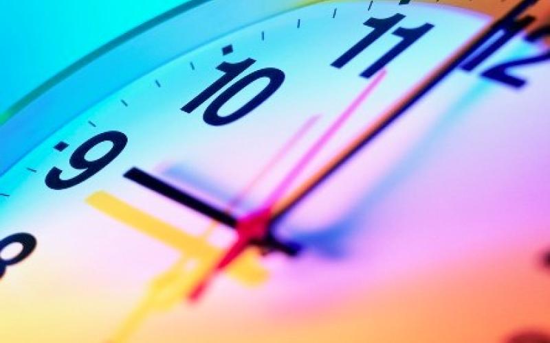 تأخير دوام الخميس إلى الساعة العاشرة