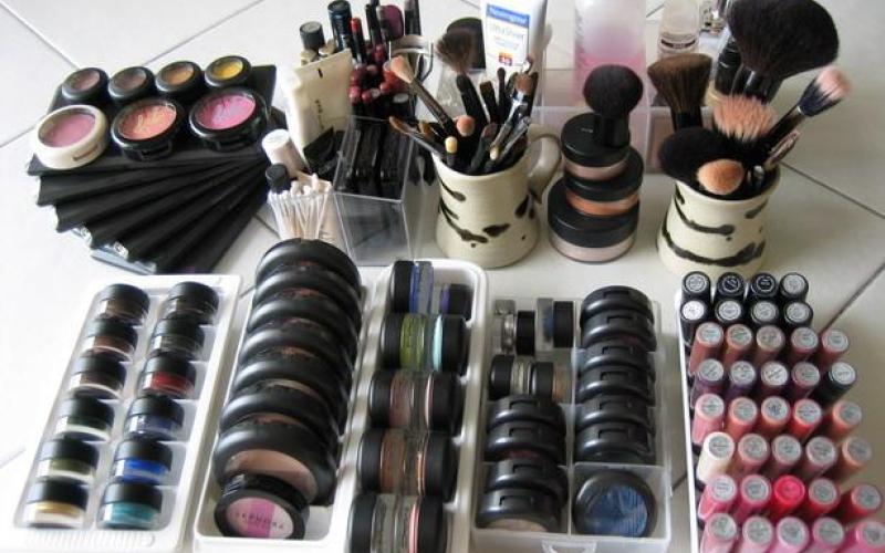 مستحضرات التجميل المقلدة تغزو اسواق الزرقاء