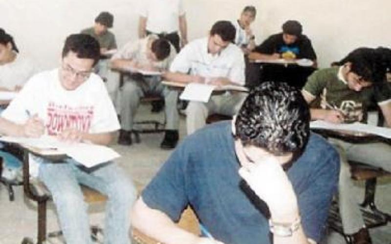 طالب جامعي في امتحان التوجيهي