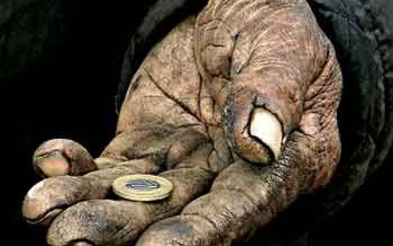 جد يتخلى عن أحفاده بسبب الفقر 