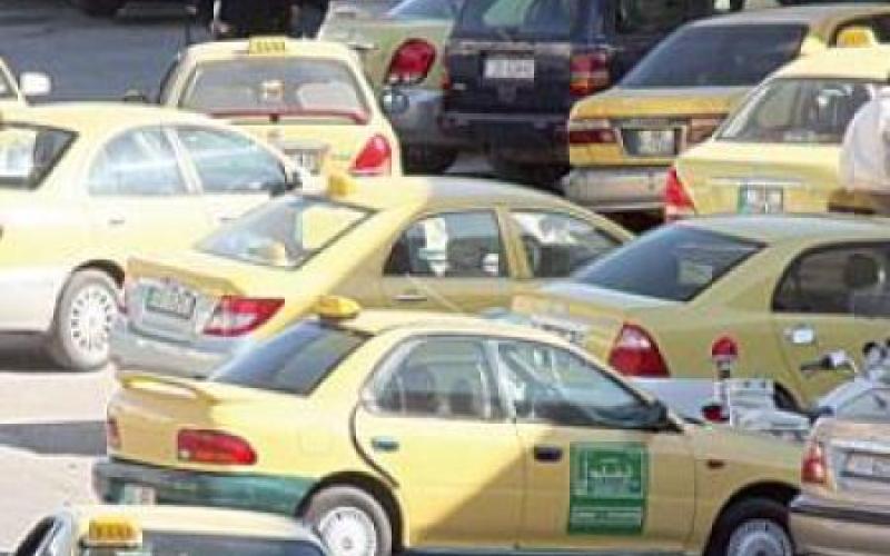 سائقو التاكسي في الزرقاء يفرضون قانونهم في غياب الرقابة