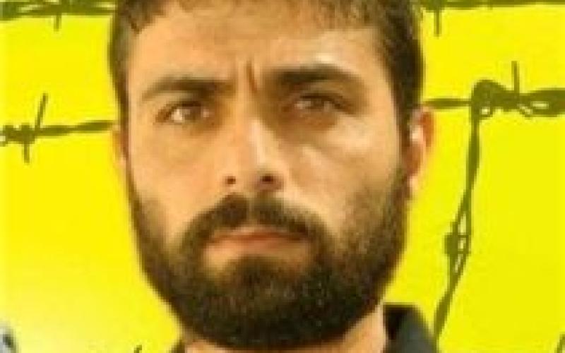 طبيب إسرائيلي يعتدي على أسير فلسطيني