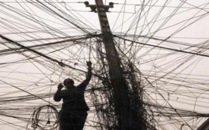 شبكة كهرباء عشوائية تهدد حياة اللاجئين في الزعتري