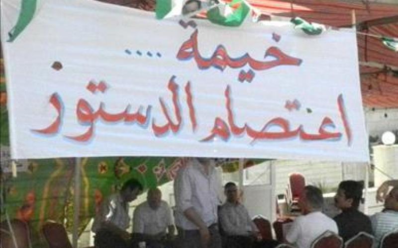 العاملون في الدستور يعودون لخيمة الاعتصام