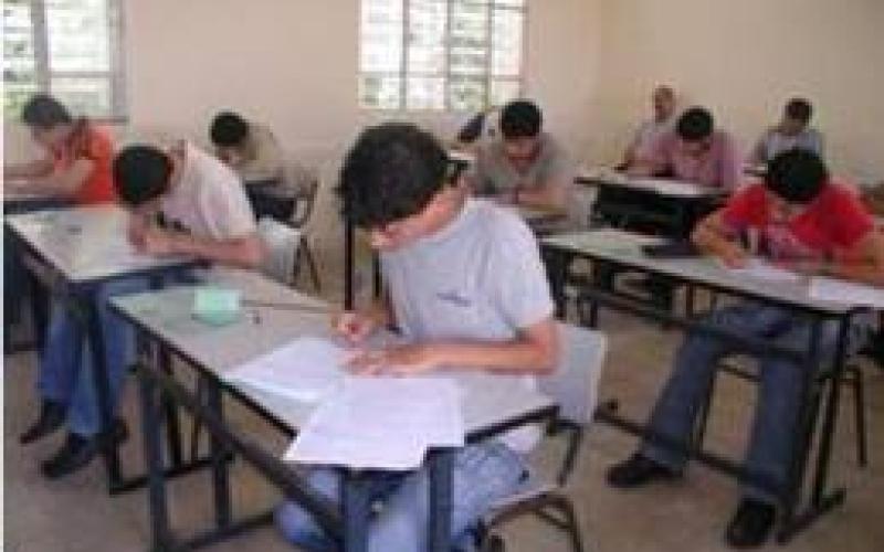 طلبة ثانوية عامة ينتظرون الإعتراف بشهاداتهم