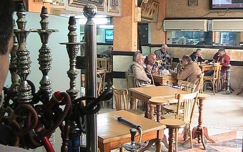 لجنة لدراسة قرار تراخيص الأراجيل مع 