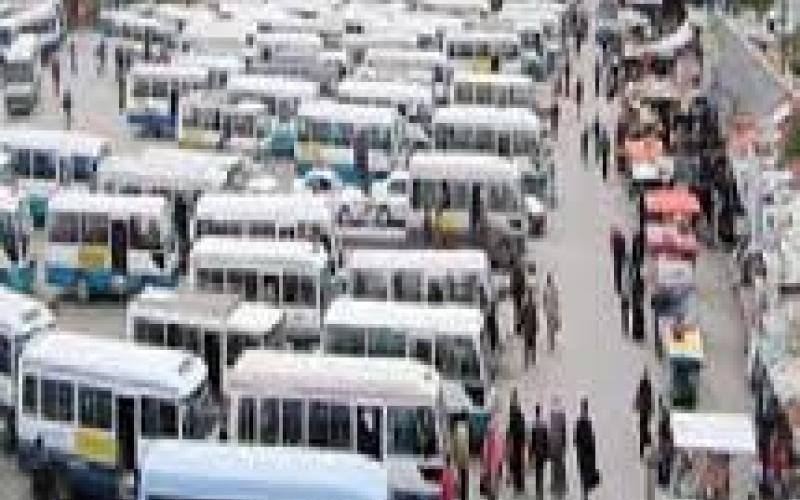 سائقو عمان اوتوستراد الزرقاء يعتصمون احتجاجا على "اعتداء" سرفيس الرصيفة على خطهم