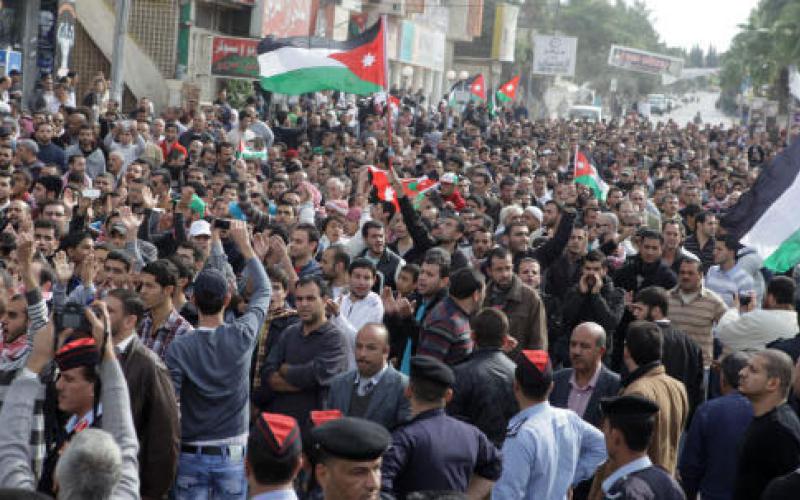 مسيرة في اربد تطالب بحكومة انقاذ وطني