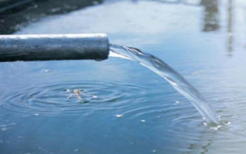 مدير المياه يعد بحل جذري لمشكلة الخط المكسور في حي الجنينة