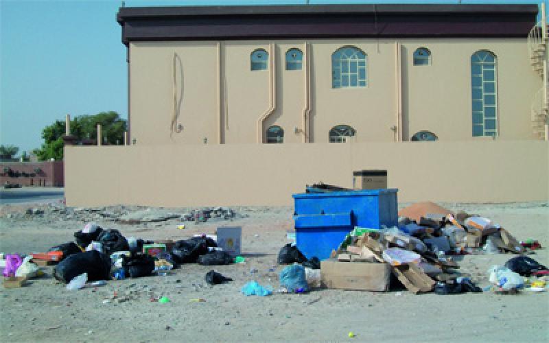 قمامة وأوساخ تتساقط من نوافذ الجيران‎