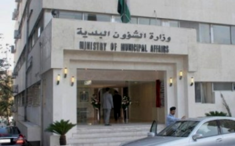 الأغوار: عضو بلدية يضرب عن العمل للمطالبة بدعم بلديته