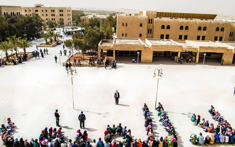 طلبة يشكلون عبارة "لا للعنف" باجسادهم رفضاً للمشاجرات الجامعية