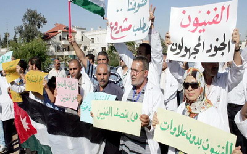 "المهن الطبية المساندة" تلوح بالتوقف عن العمل