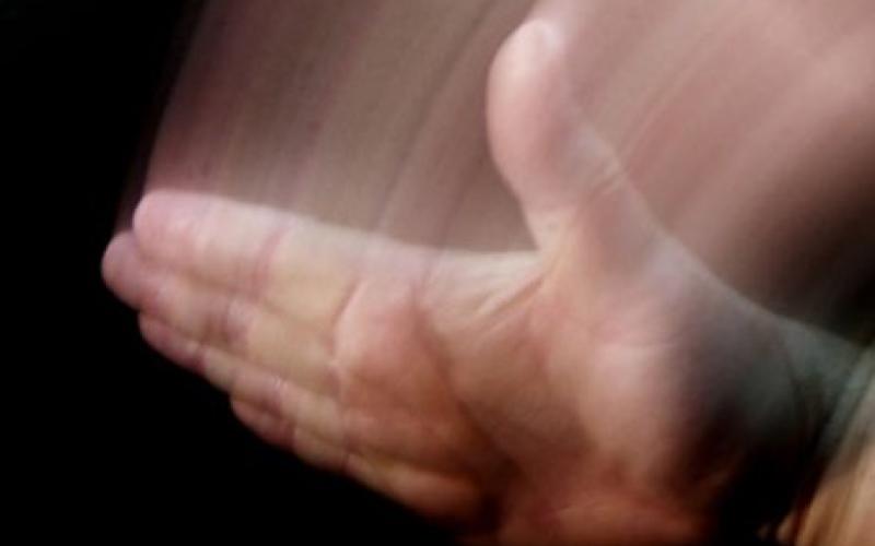 أربعيني يقتل ابنته بعد أن اتهمتها مدرستها بالسرقة